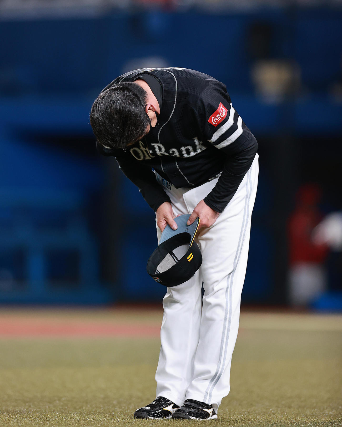 ロッテ対ソフトバンク　試合後にファンに向かって頭を下げるソフトバンク工藤監督（撮影・野上伸悟）