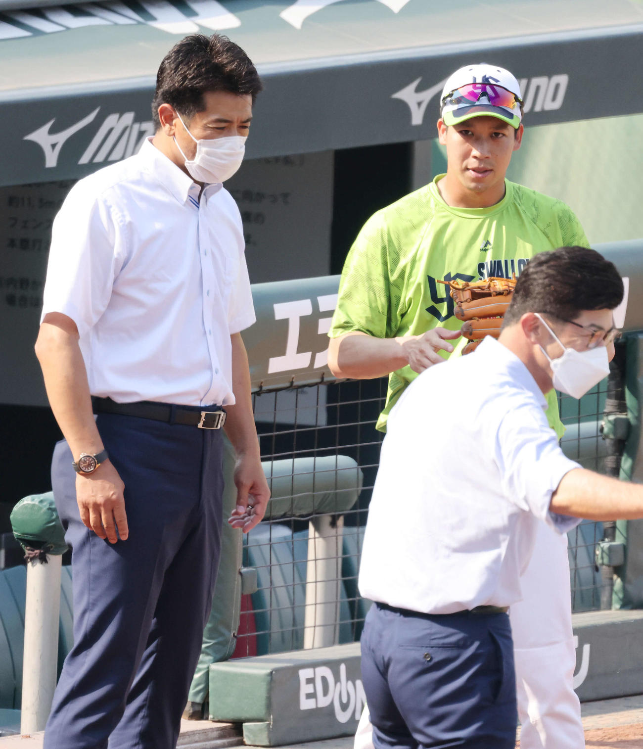 広島対ヤクルト　試合前練習　侍ジャパンの稲葉監督（左）と話す山田（撮影・加藤孝規）