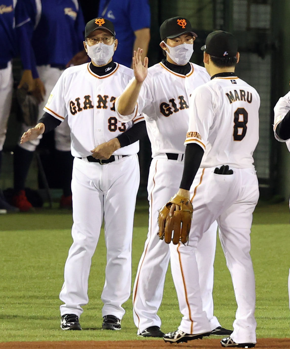 巨人対DeNA　試合後、丸（右）を迎える原監督（左）と山口（撮影・狩俣裕三）