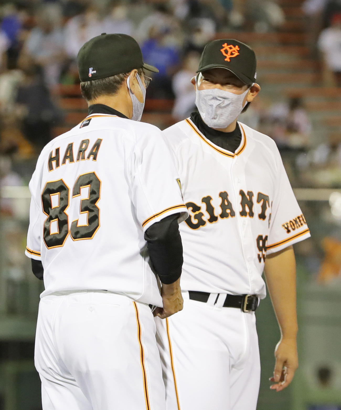 巨人対DeNA 6回1失点で勝利を挙げた巨人山口（右）をねぎらう原監督（撮影・足立雅史）