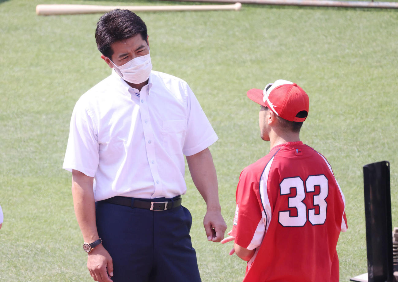 広島対ヤクルト　試合前練習　菊池涼（右）と肘タッチする侍ジャパンの稲葉監督（左）（撮影・加藤孝規）