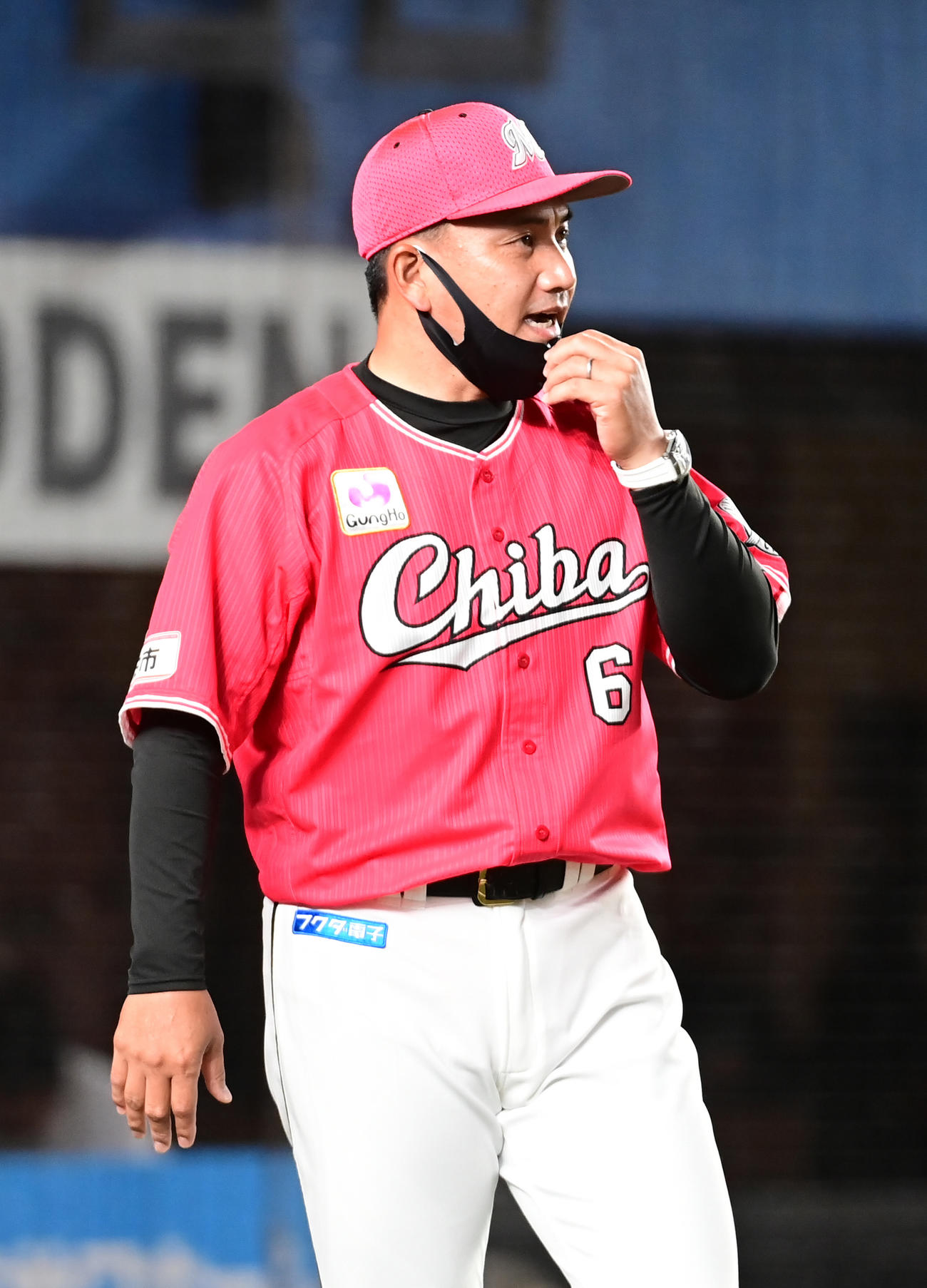 ロッテ対ソフトバンク　選手交代を告げるロッテ井口監督（撮影・小沢裕）