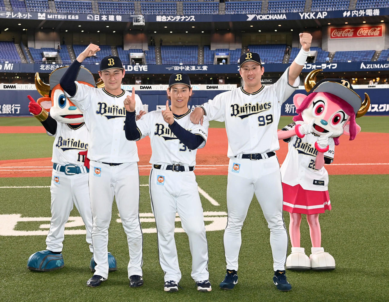 オリックス対日本ハム　笑顔で昇天ポーズの紅林（左）と杉本（右）と11連勝ポーズの吉田正（撮影・前岡正明）