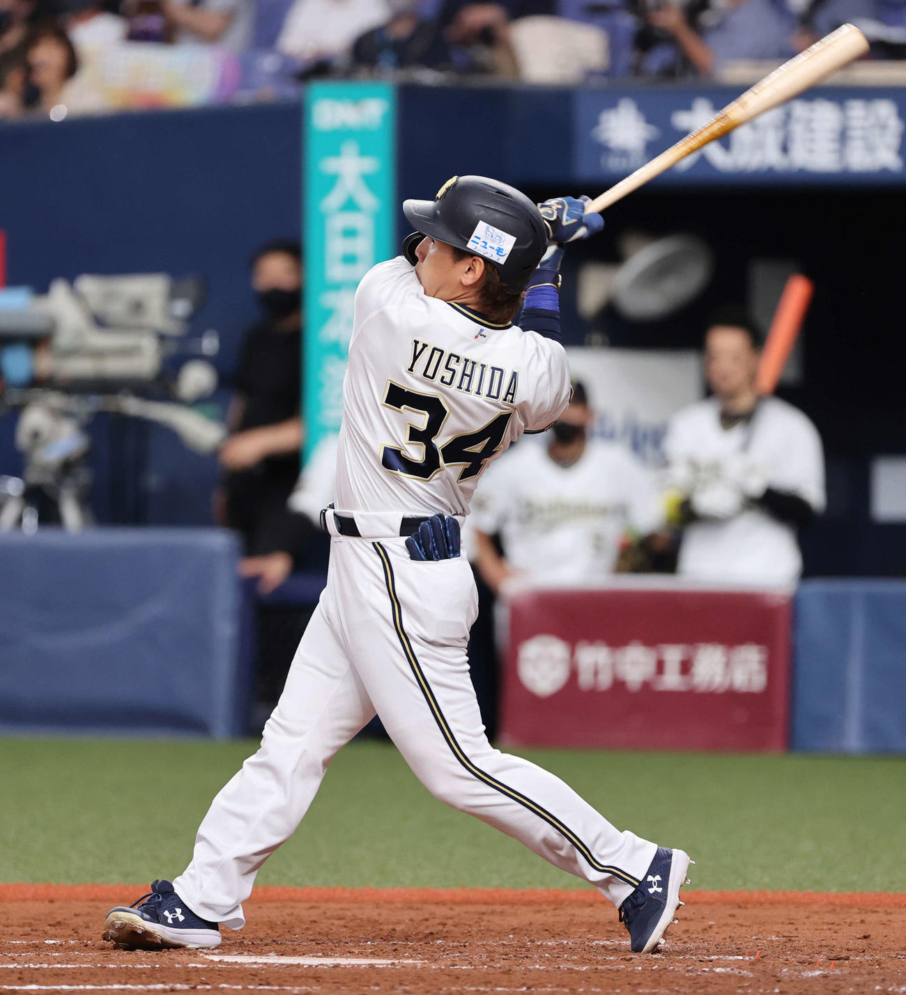 オリックス対日本ハム　3回裏オリックス2死、中越え本塁打を放つ吉田正（撮影・清水貴仁）
