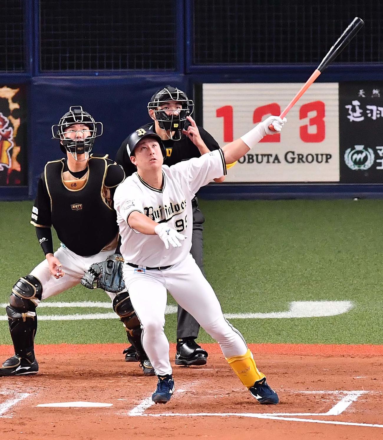 オリックス対日本ハム　6回裏オリックス1死、左中間にソロ本塁打を放つ杉本（撮影・上田博志）