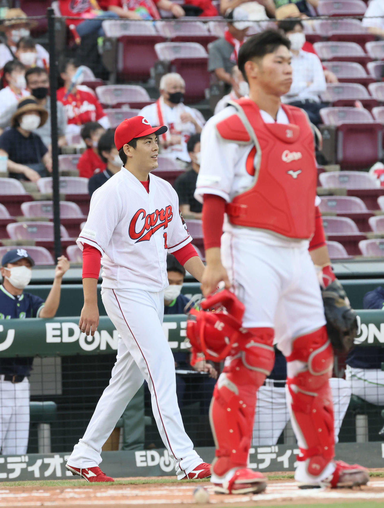 広島対ヤクルト　1回表ヤクルト無死一塁、青木に先制右適時二塁打を打たれた九里（左）（撮影・加藤孝規）