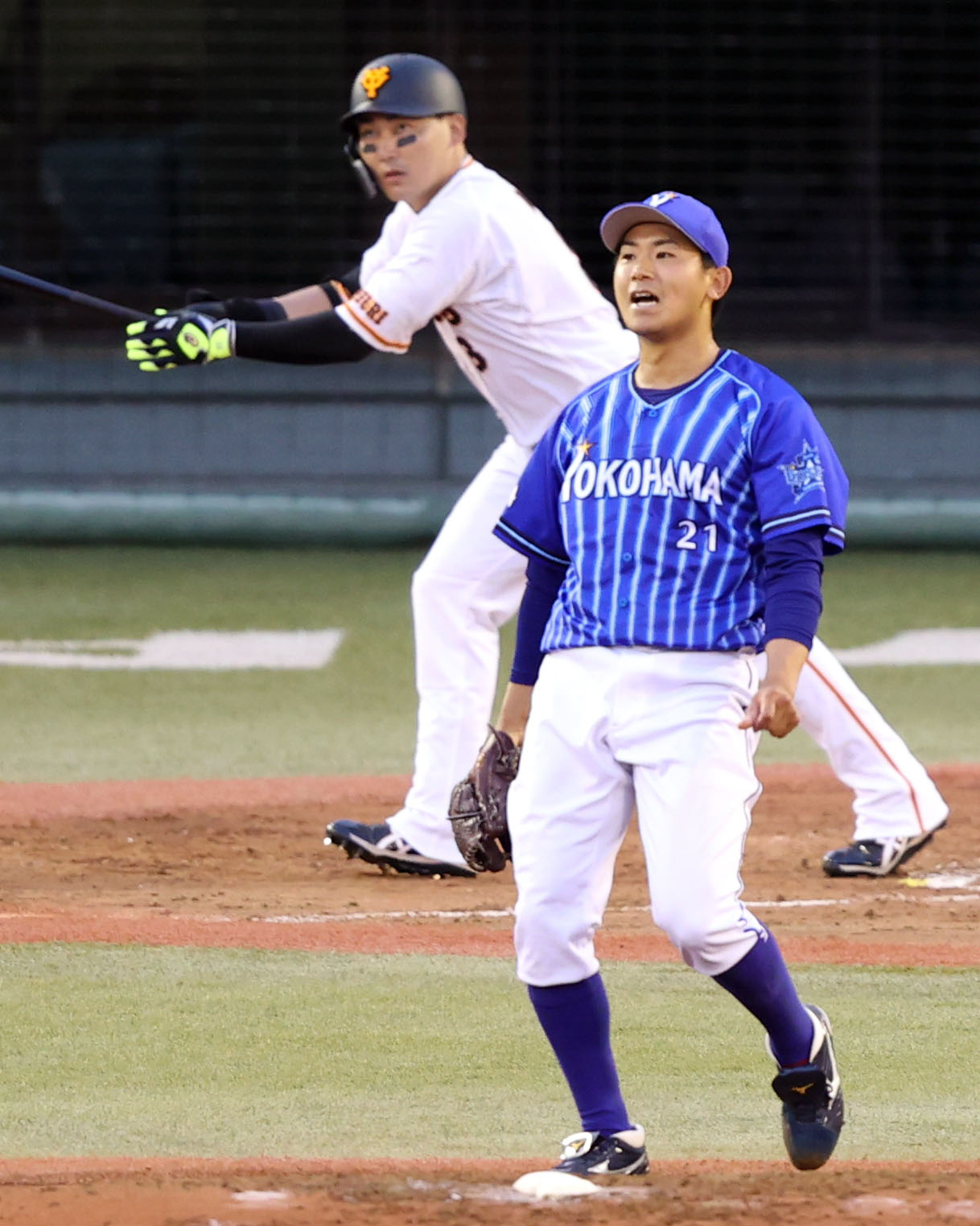 巨人対DeNA 3回裏巨人2死一塁、丸（後方）に2点本塁打を浴びる今永（撮影・狩俣裕三）
