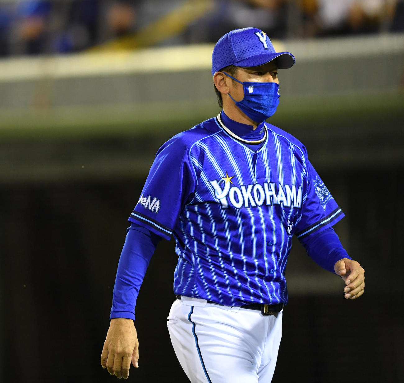 巨人対DeNA 7回表を終え選手交代を告げるDeNA三浦監督（撮影・横山健太）