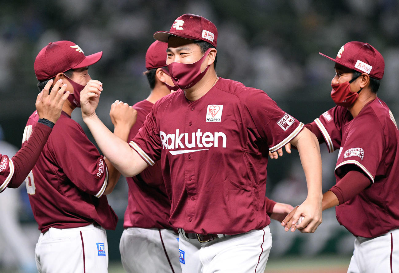 西武対楽天　試合後ナインとタッチを交わす勝利投手の田中将（手前）（撮影・滝沢徹郎）