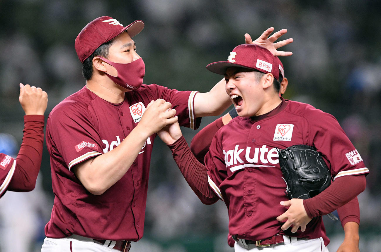 西武対楽天　試合後、楽天松井（右）を迎える勝利投手の田中将（撮影・滝沢徹郎）