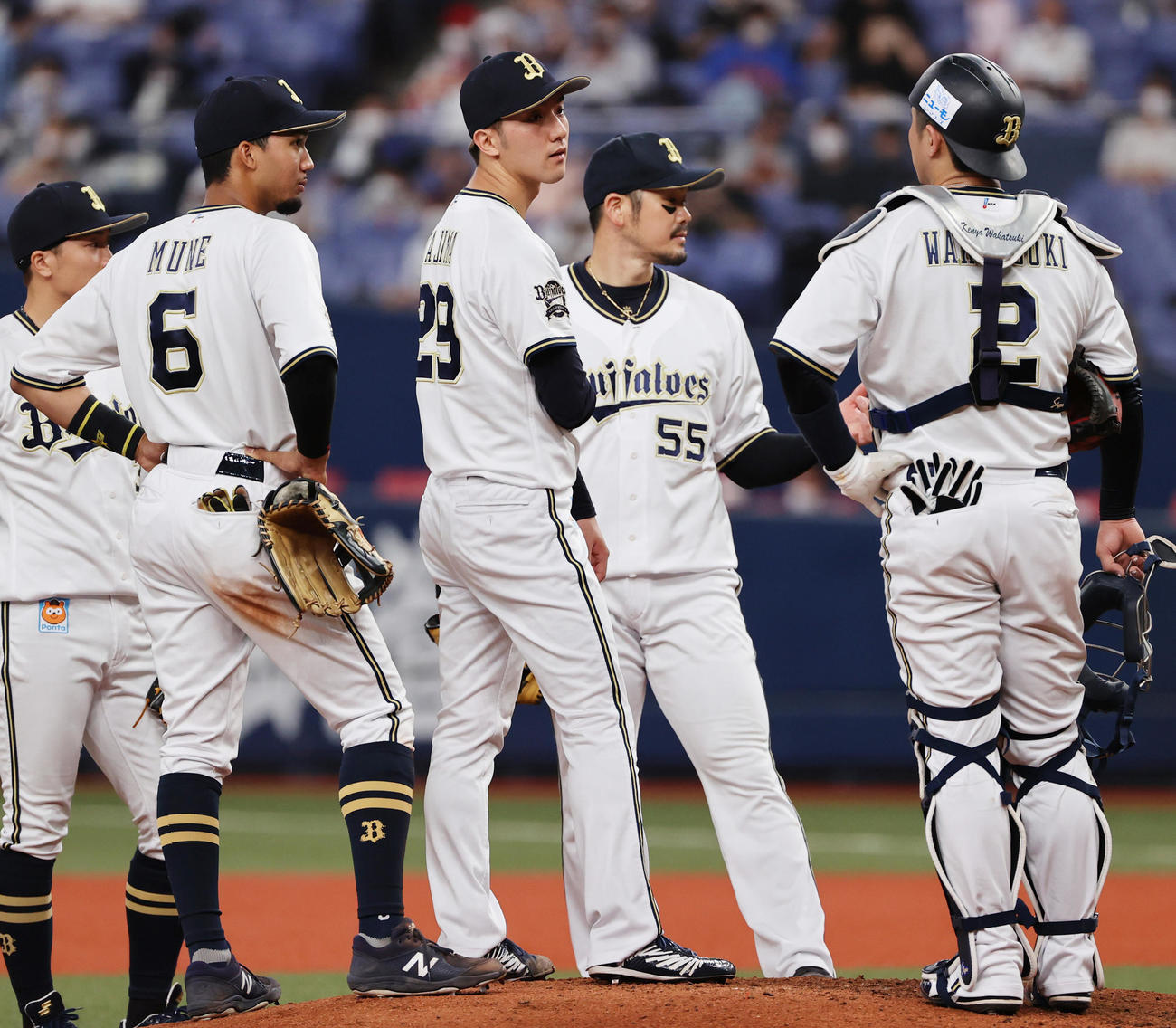 オリックス対日本ハム　6回表日本ハム2死一塁、失点したところで降板となるオリックス田嶋（中央）（撮影・清水貴仁）