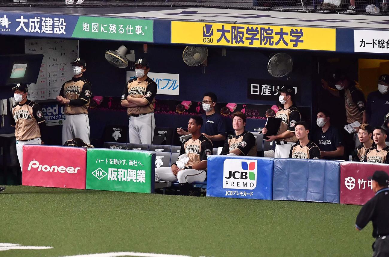 オリックス対日本ハム　オリックスに連敗し肩を落とす日本ハムナイン（撮影・上田博志）