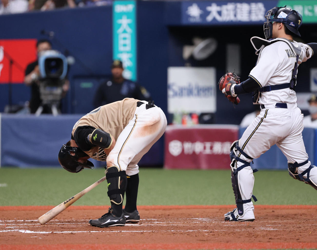 オリックス対日本ハム　9回表日本ハム1死、空振り三振に悔しがる石川亮（撮影・清水貴仁）