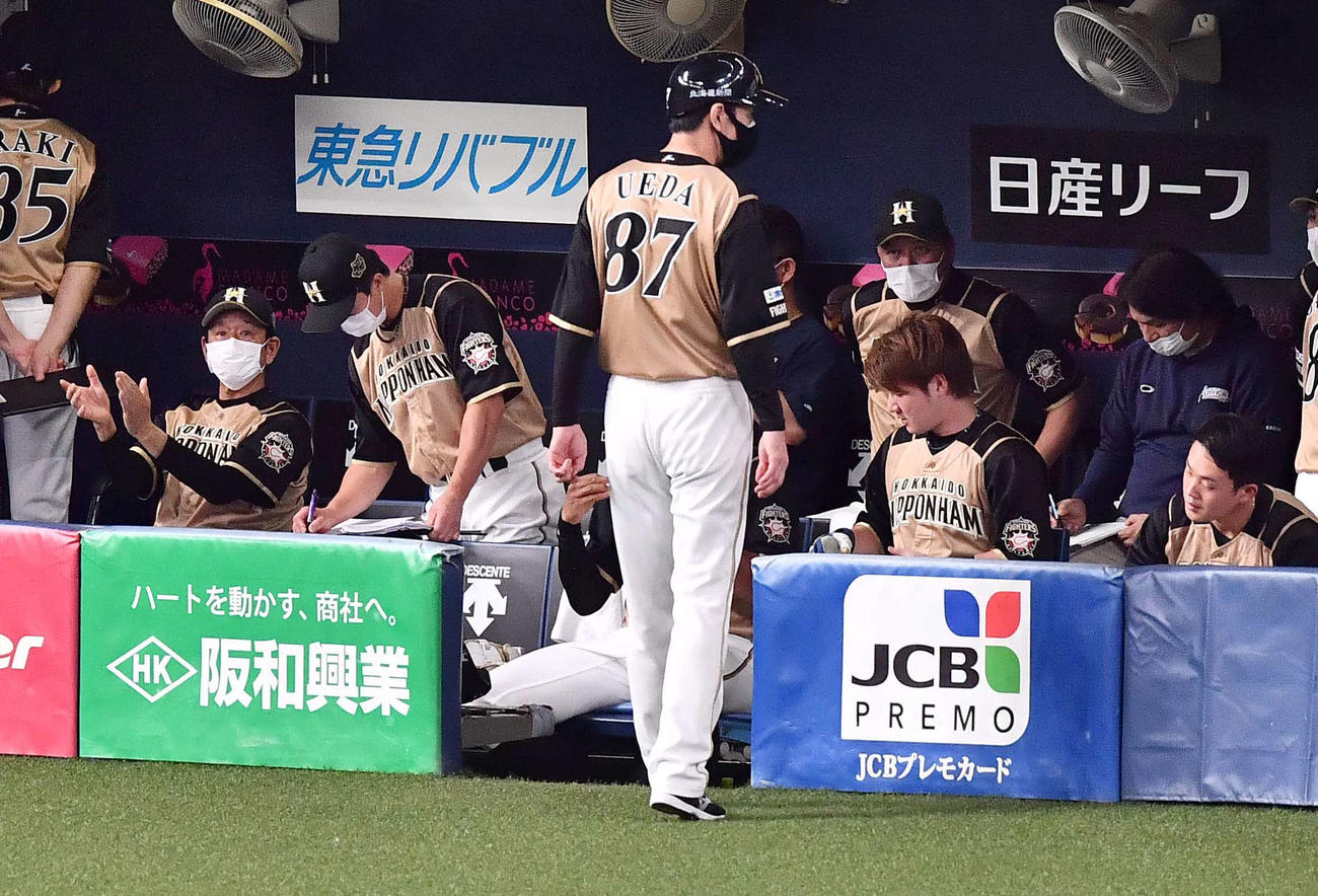 オリックス対日本ハム　ベンチで手を叩いて選手を鼓舞する栗山監督（左）（撮影・上田博志）