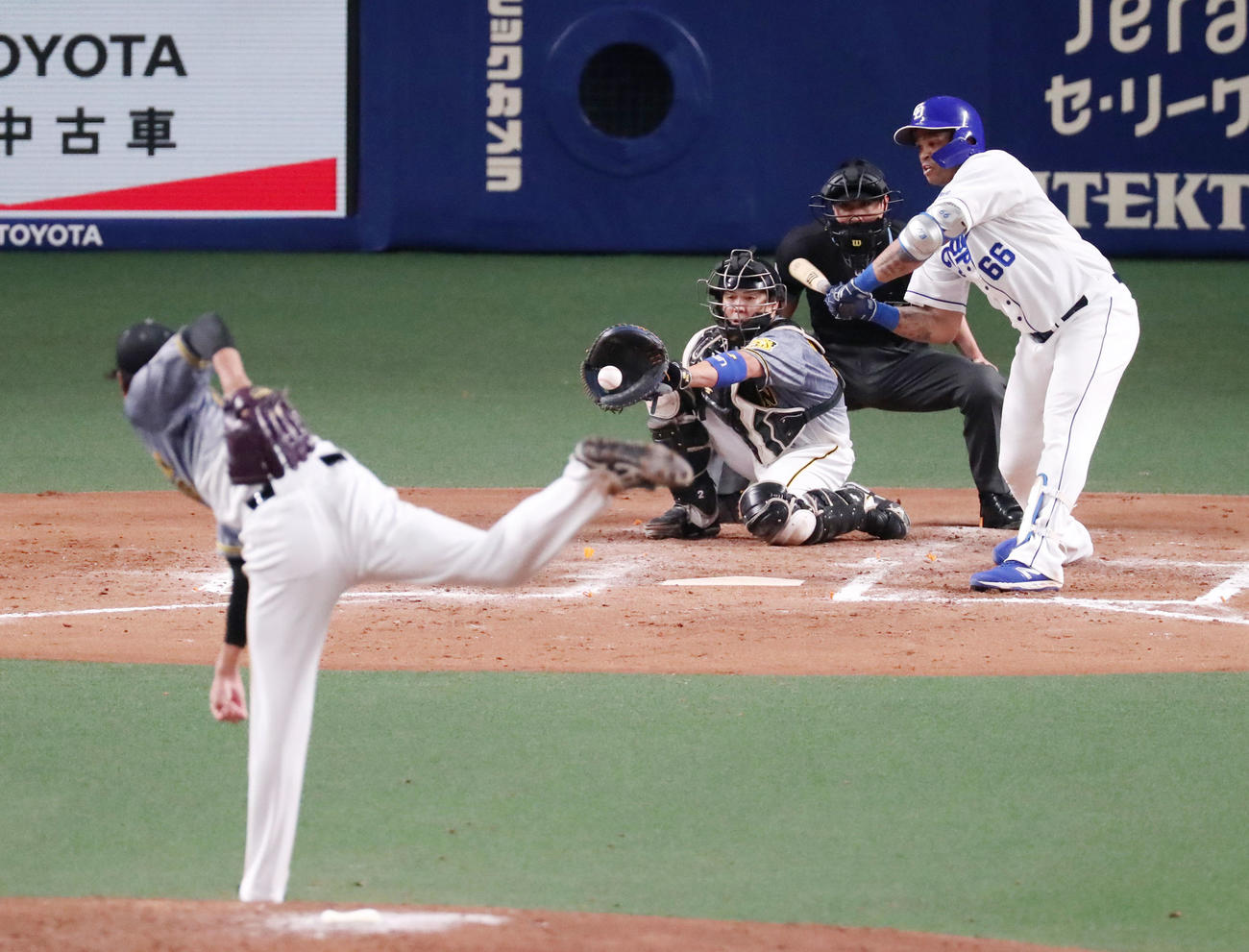 中日対阪神　7回裏中日2死満塁、ビシエドは四球を選んで押し出しとなる。投手は藤浪（撮影・加藤哉）