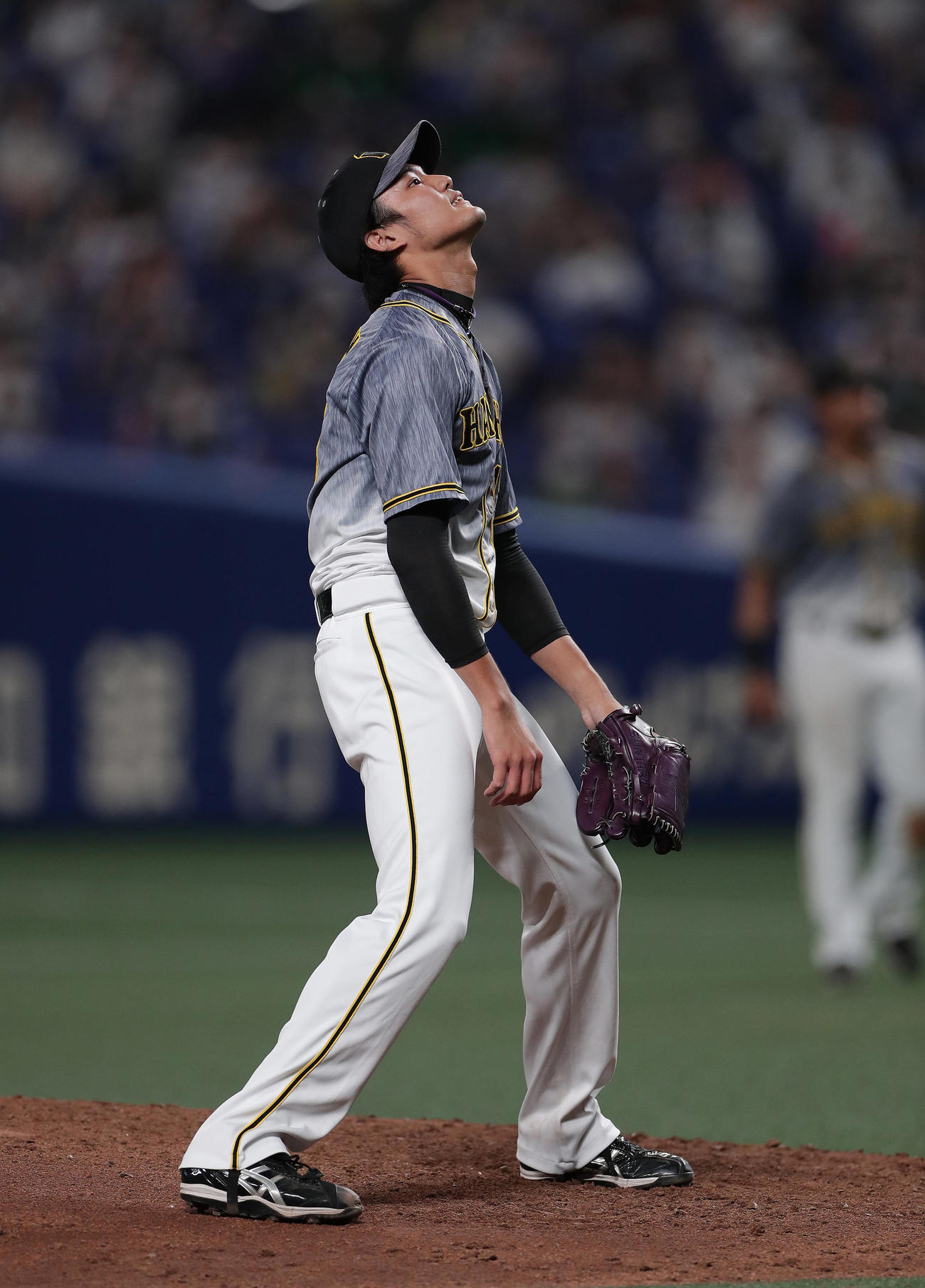 中日対阪神　7回裏中日2死満塁、ビシエドに押し出し四球を与え、天を仰ぐ藤浪（撮影・前田充）