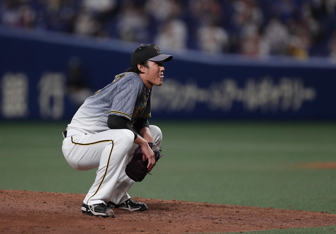 中日対阪神　7回裏中日1死一、三塁、福留への投球がボールと判定され、思わず座り込む藤浪（撮影・前田充）