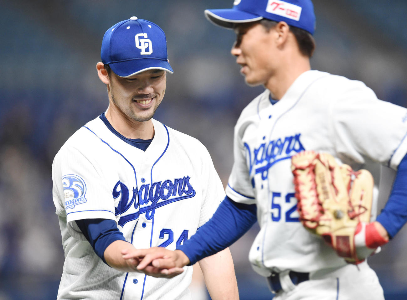中日対阪神　3回表、大山の打球を好捕した加藤翔（右）を笑顔で迎える中日先発の福谷（撮影・森本幸一）
