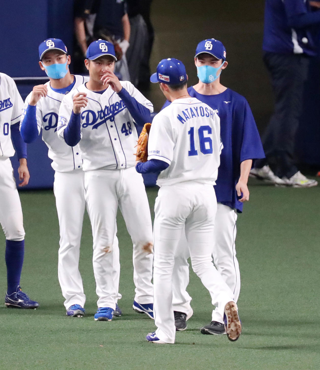 中日対阪神　阪神に勝利した福谷（右）は又吉から勝利球を手渡される（撮影・加藤哉）