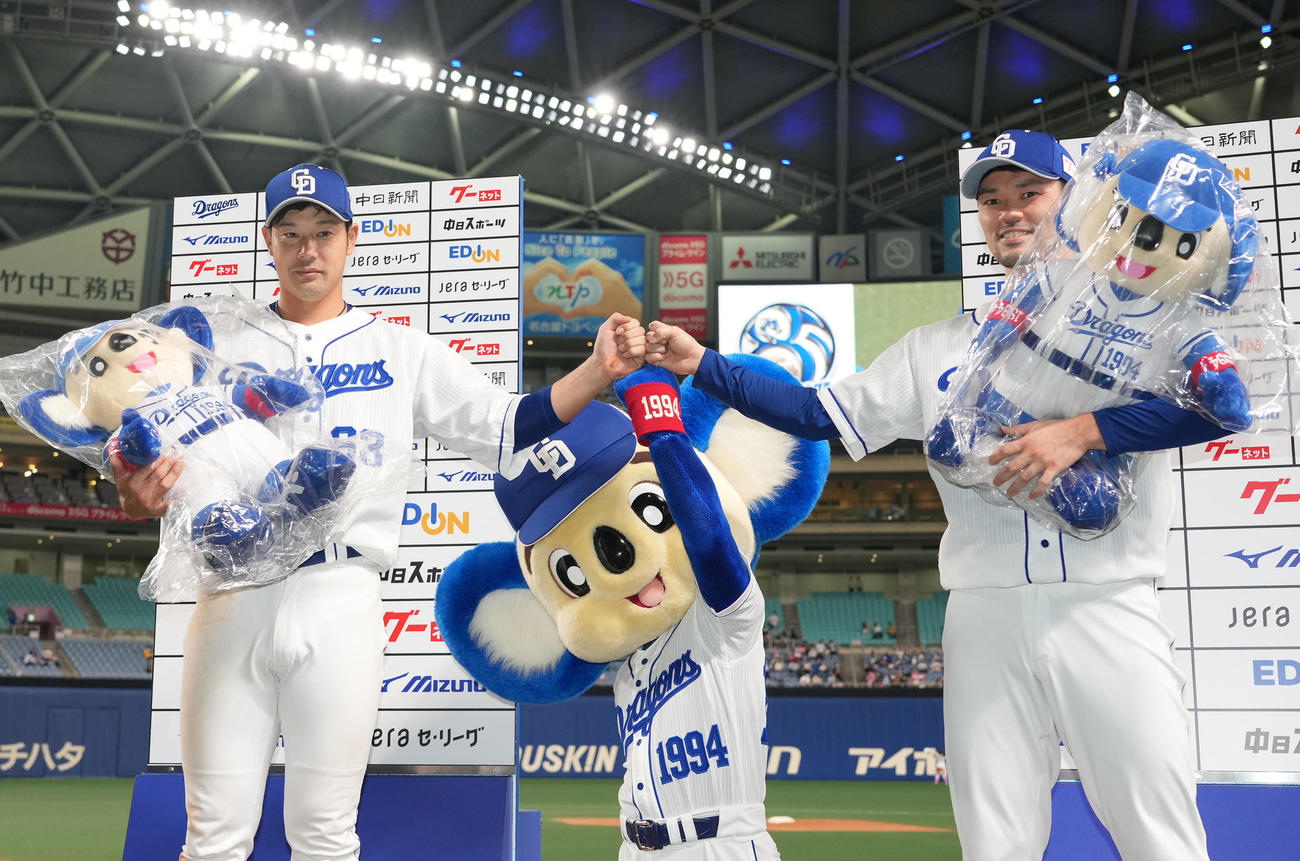 中日対阪神　ヒーローインタビューを終えポーズを決める福谷（右）と堂上（撮影・森本幸一）