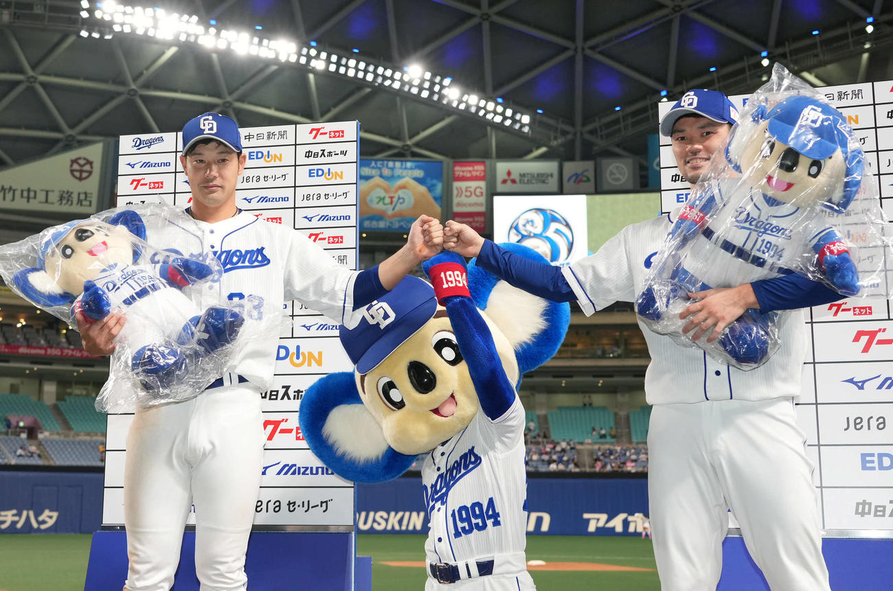 中日対阪神　ヒーローインタビューを終えポーズを決める福谷（右）と堂上（撮影・森本幸一）