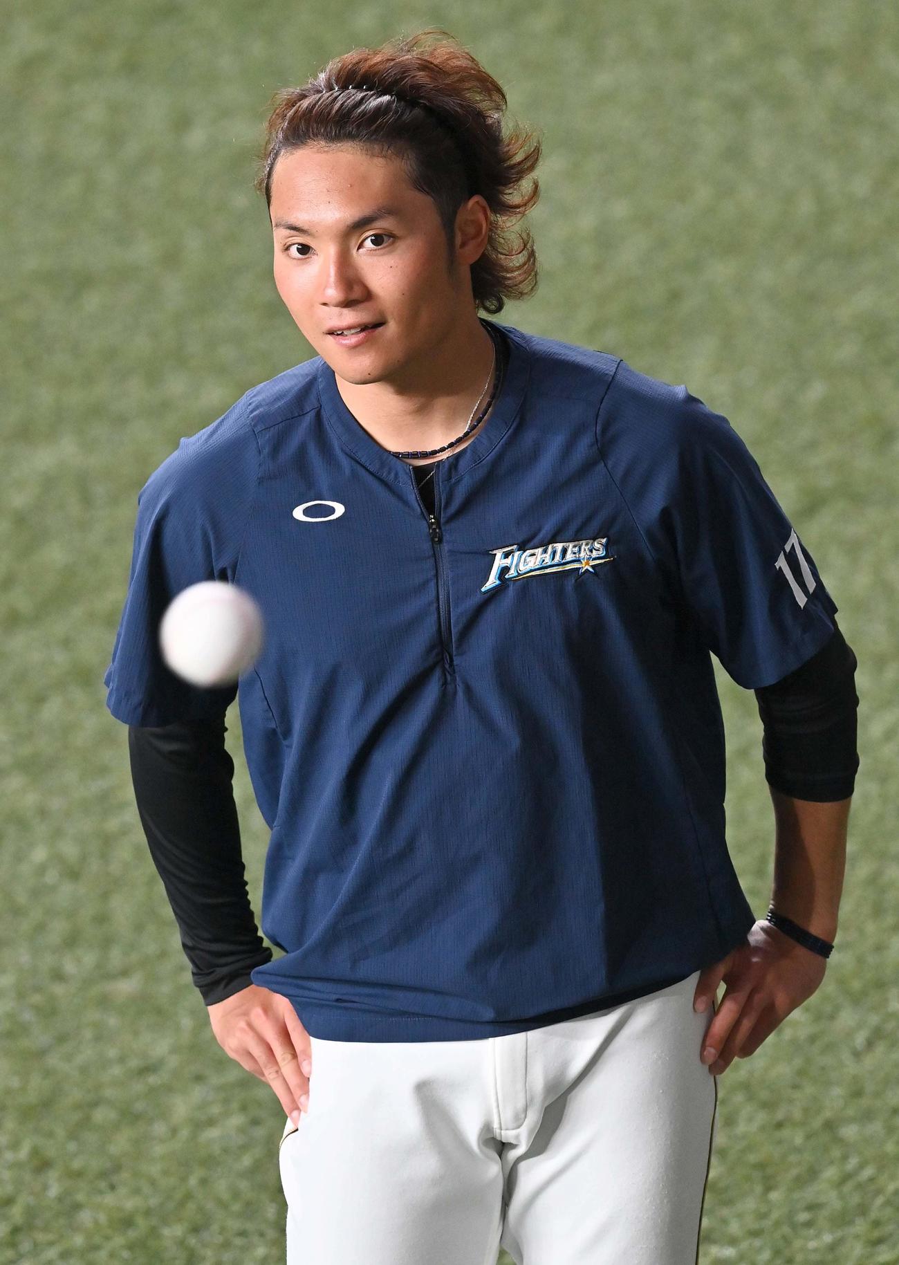 オリックス対日本ハム　外野に飛んできたボールを見つめる伊藤（撮影・上田博志）