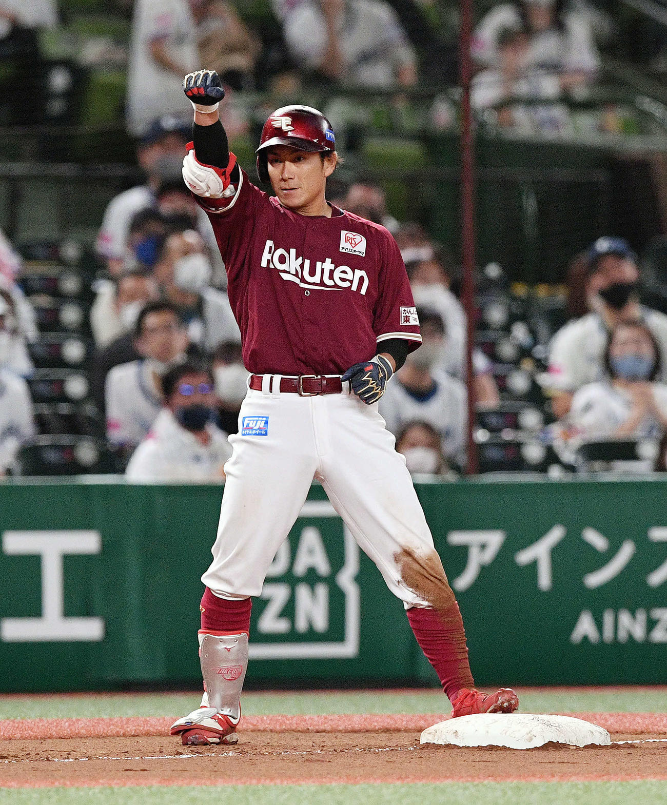 西武対楽天　7回表楽天1死一、三塁、逆転の右2点適時三塁打を放ちガッツポーズする岡島（撮影・滝沢徹郎）
