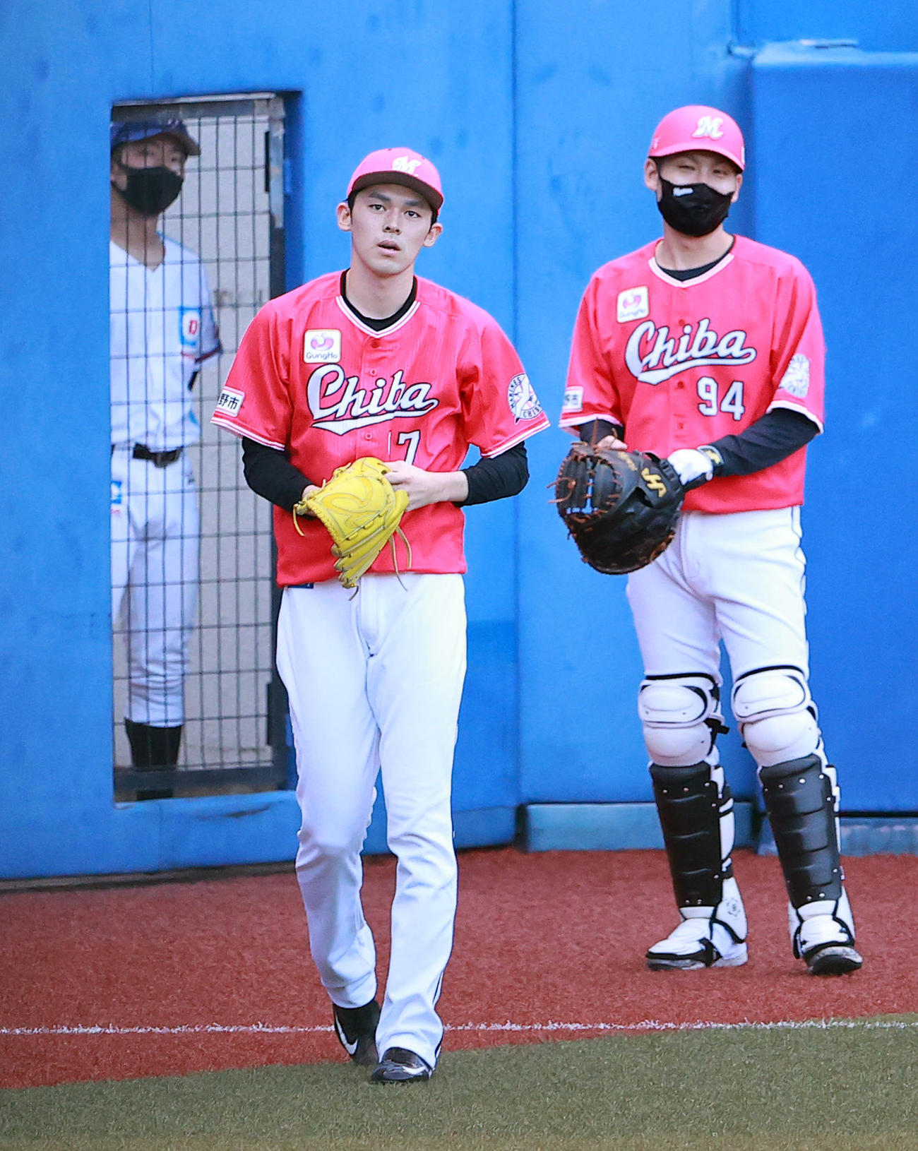 ロッテ対ソフトバンク　試合前のキャッチボールに向かうロッテ佐々木朗（撮影・野上伸悟）