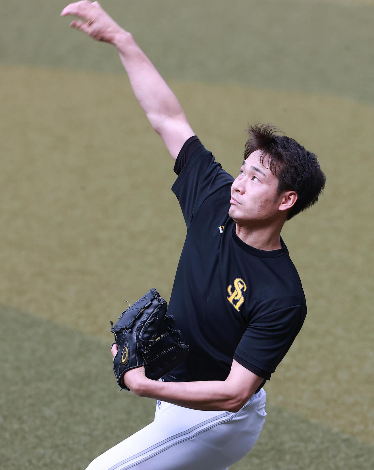 ロッテ対ソフトバンク　試合前にキャッチボールするソフトバンク武田（撮影・野上伸悟）