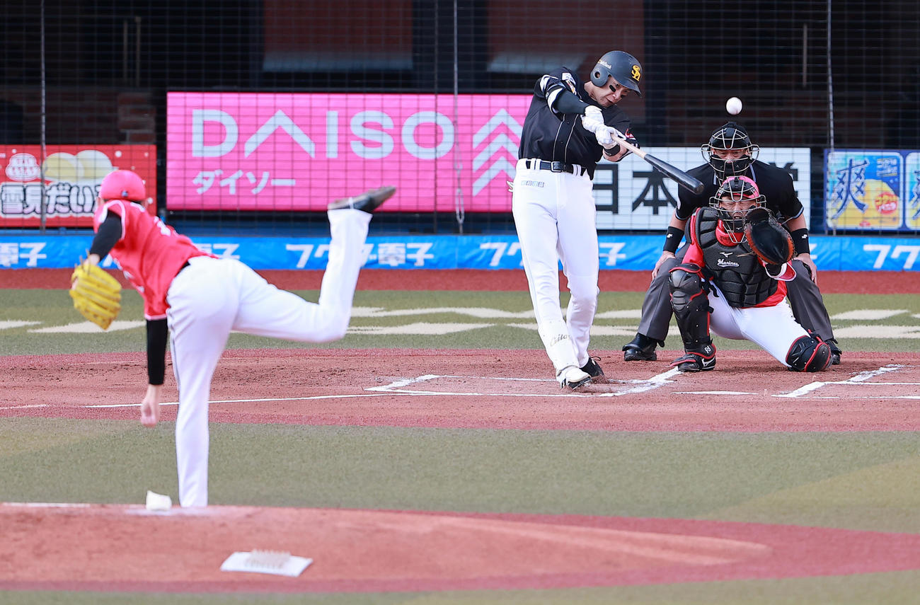 ロッテ対ソフトバンク　1回表ソフトバンク2死、佐々木朗から左越え先制本塁打を放つ柳田（撮影・野上伸悟）