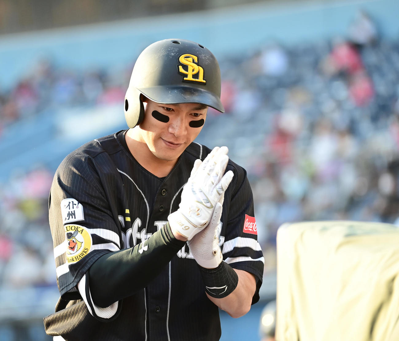 柳田悠岐は左越えに先制ソロ本塁打を放ちテレビカメラに向かって手を合わせる（撮影・小沢裕）
