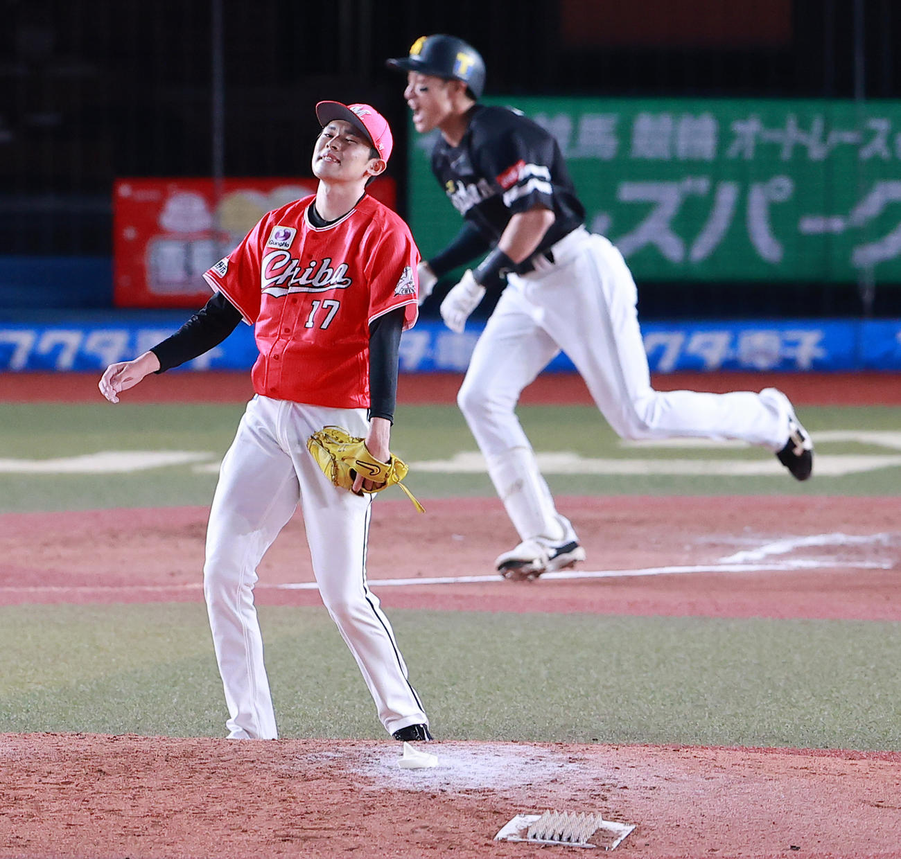 ロッテ対ソフトバンク　6回表ソフトバンク1死三塁、柳田に中前適時打を許し悔しがる佐々木朗（撮影・野上伸悟）