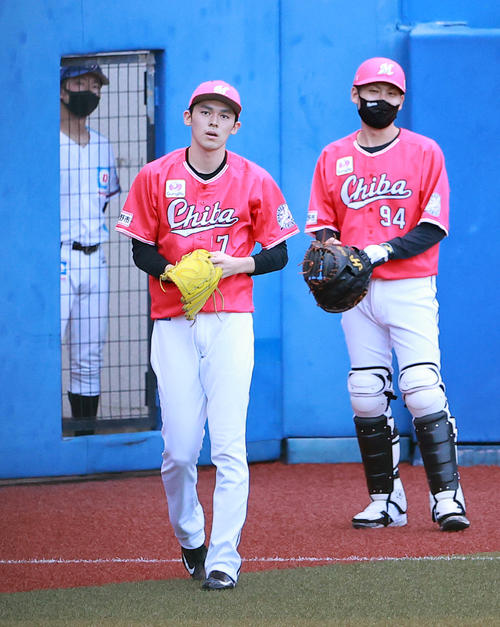 ロッテ対ソフトバンク　試合前のキャッチボールに向かうロッテ佐々木朗（撮影・野上伸悟）