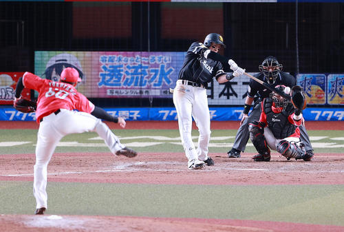 ロッテ対ソフトバンク　9回表ソフトバンク無死、横山から左越え本塁打を放つ柳田（撮影・野上伸悟）