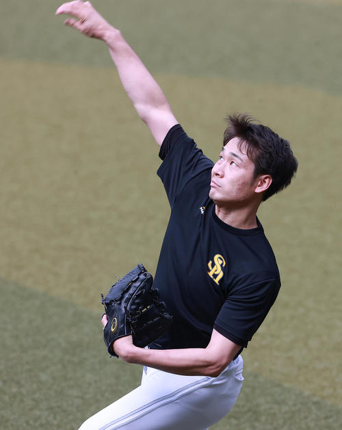 ロッテ対ソフトバンク　試合前にキャッチボールするソフトバンク武田（撮影・野上伸悟）