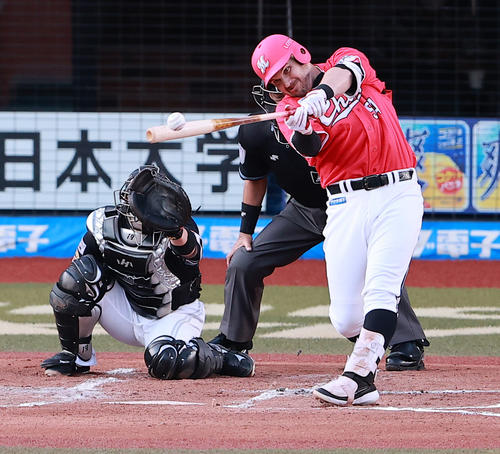 ロッテ対ソフトバンク　1回裏ロッテ2死三塁、左前適時打を放つレアード（撮影・野上伸悟）