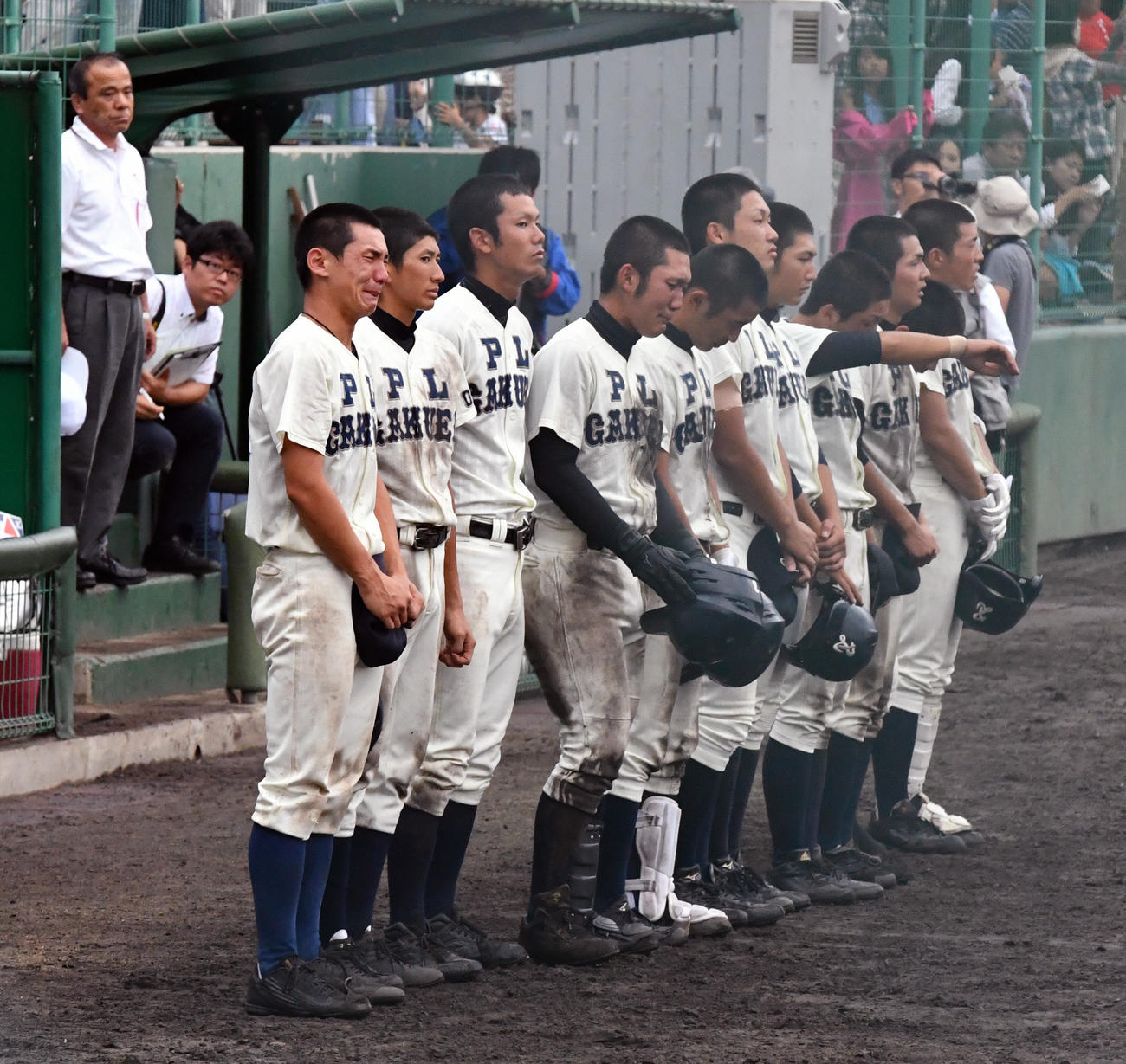 第98回全国高校野球選手権・大阪・２回戦　東大阪大柏原対ＰＬ学園　初戦敗退し涙ながらに整列するＰＬ学園ナイン（撮影・清水貴仁）＝２０１６年７月15日