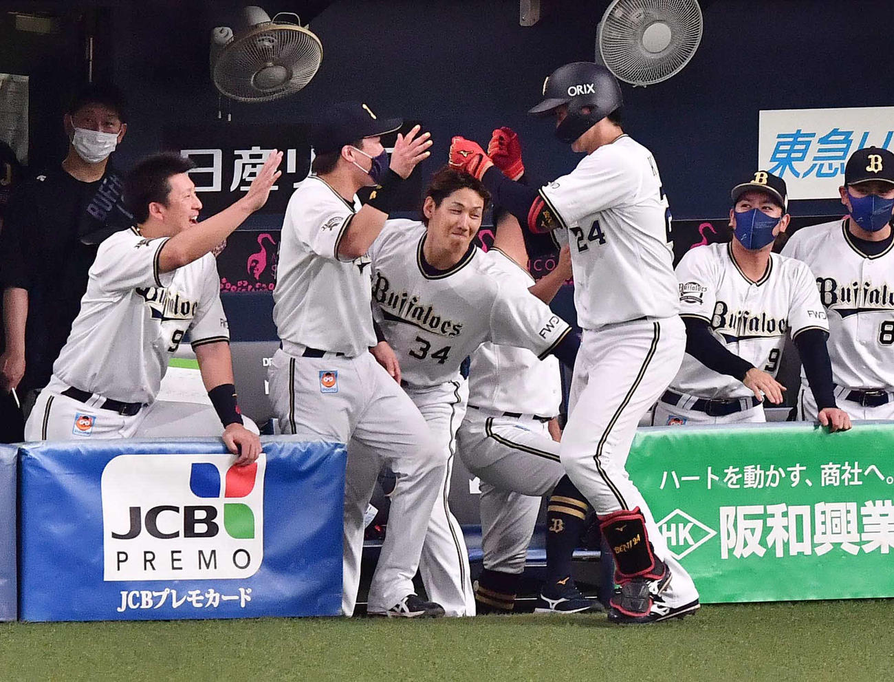 オリックス対日本ハム　3回裏オリックス無死、左中間へ先制ソロ本塁打を放った紅林（手前右）をベンチで迎える吉田正（中央）らナイン（撮影・上田博志）