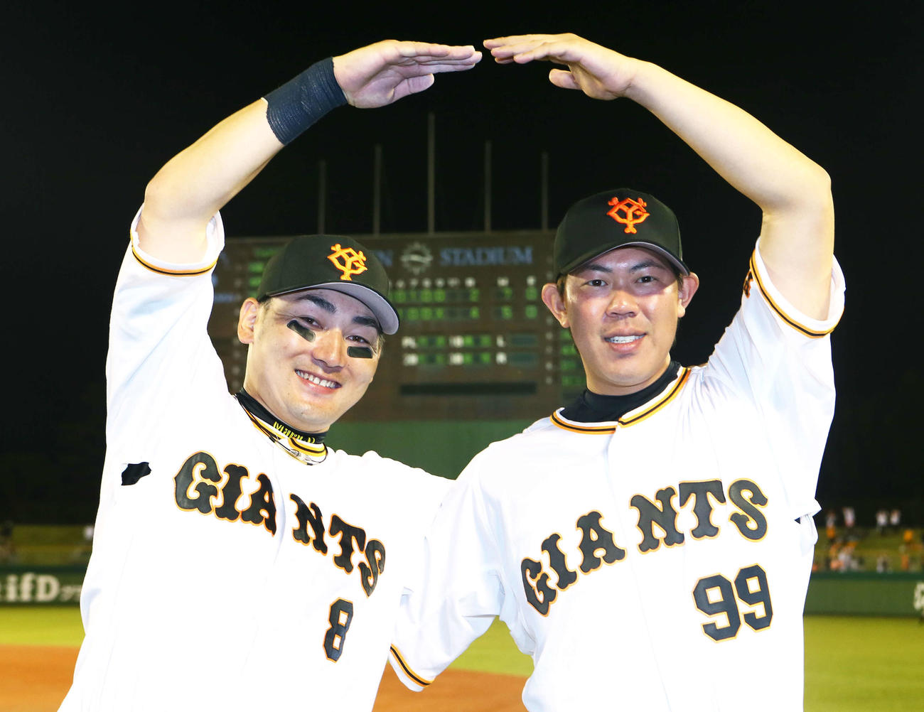 巨人対DeNA　2人笑顔で「丸ポーズ」を決める巨人の丸（左）と山口（撮影・足立雅史）