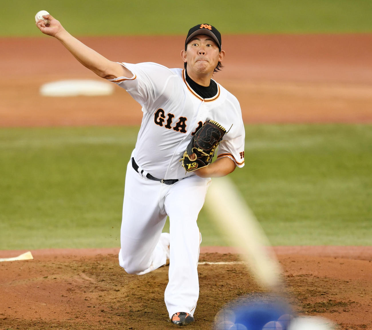 巨人対DeNA　力投する巨人先発の山口（撮影・横山健太）