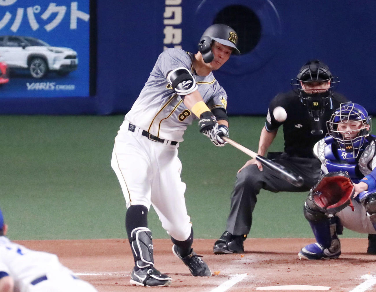 中日対阪神　6回表阪神1死、中越え本塁打を放つ佐藤輝（撮影・加藤哉）