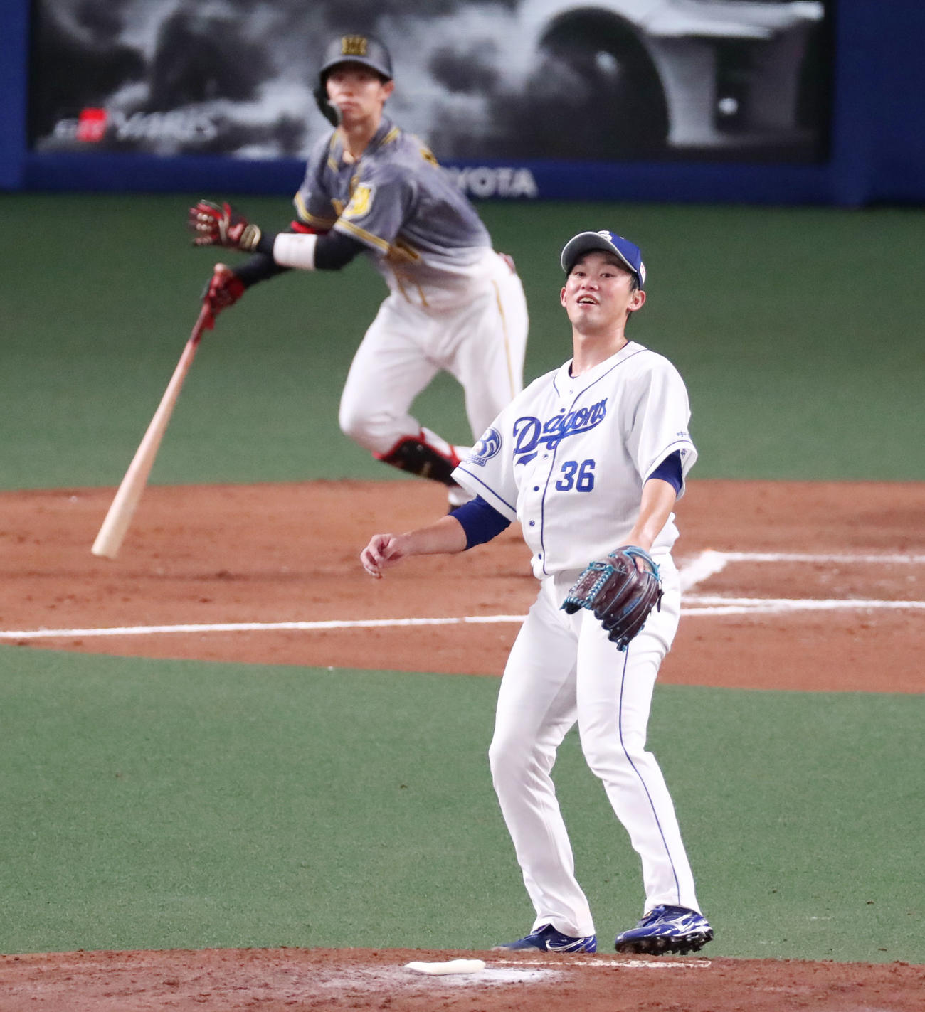 中日対阪神　3回表阪神1死二、三塁、岡野は中野に中犠飛を打たれ失点する（撮影・加藤哉）