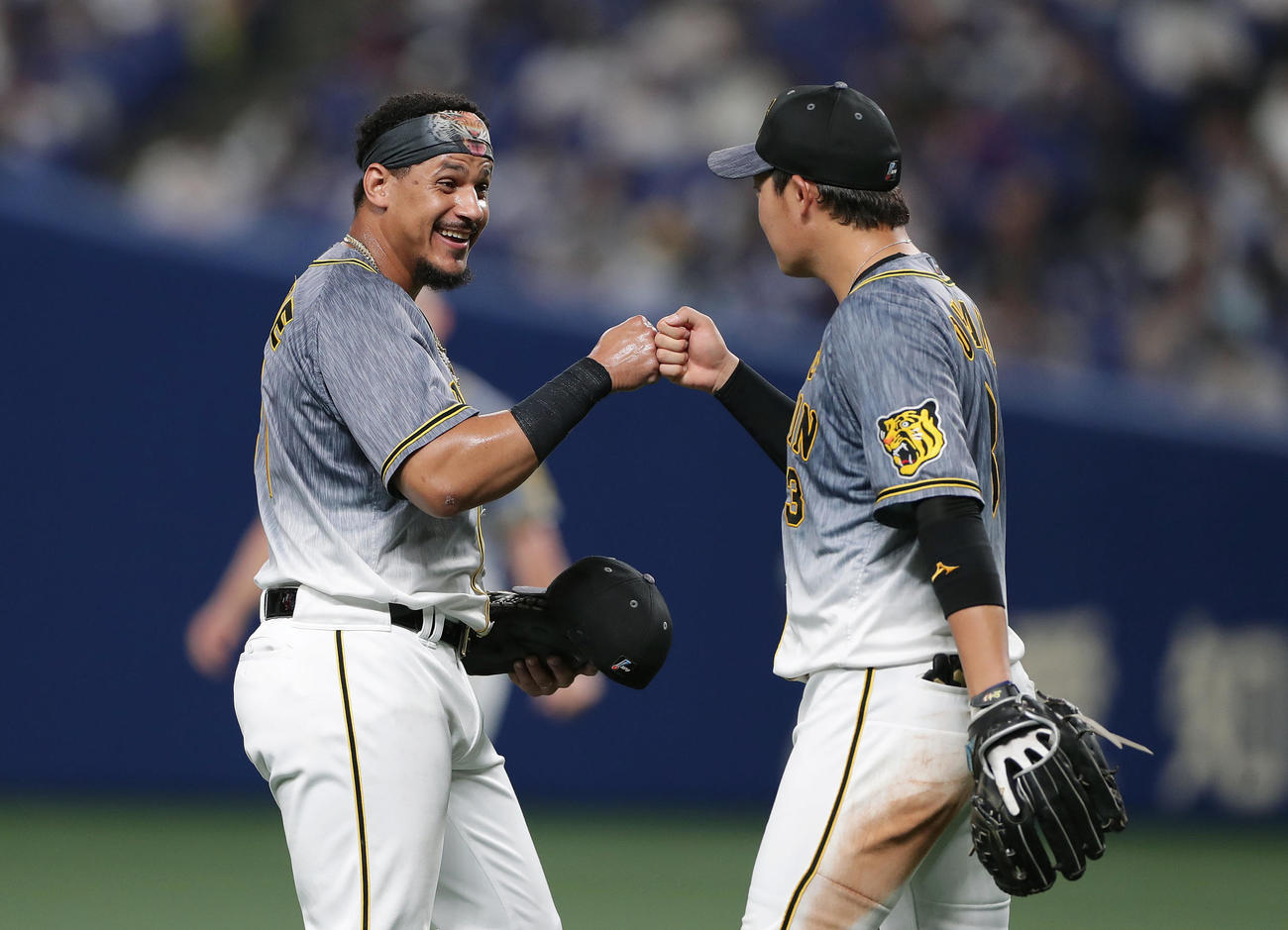 中日対阪神　5回表の攻撃を終え、笑顔でグータッチを交わす阪神マルテ（左）と大山（撮影・前田充）