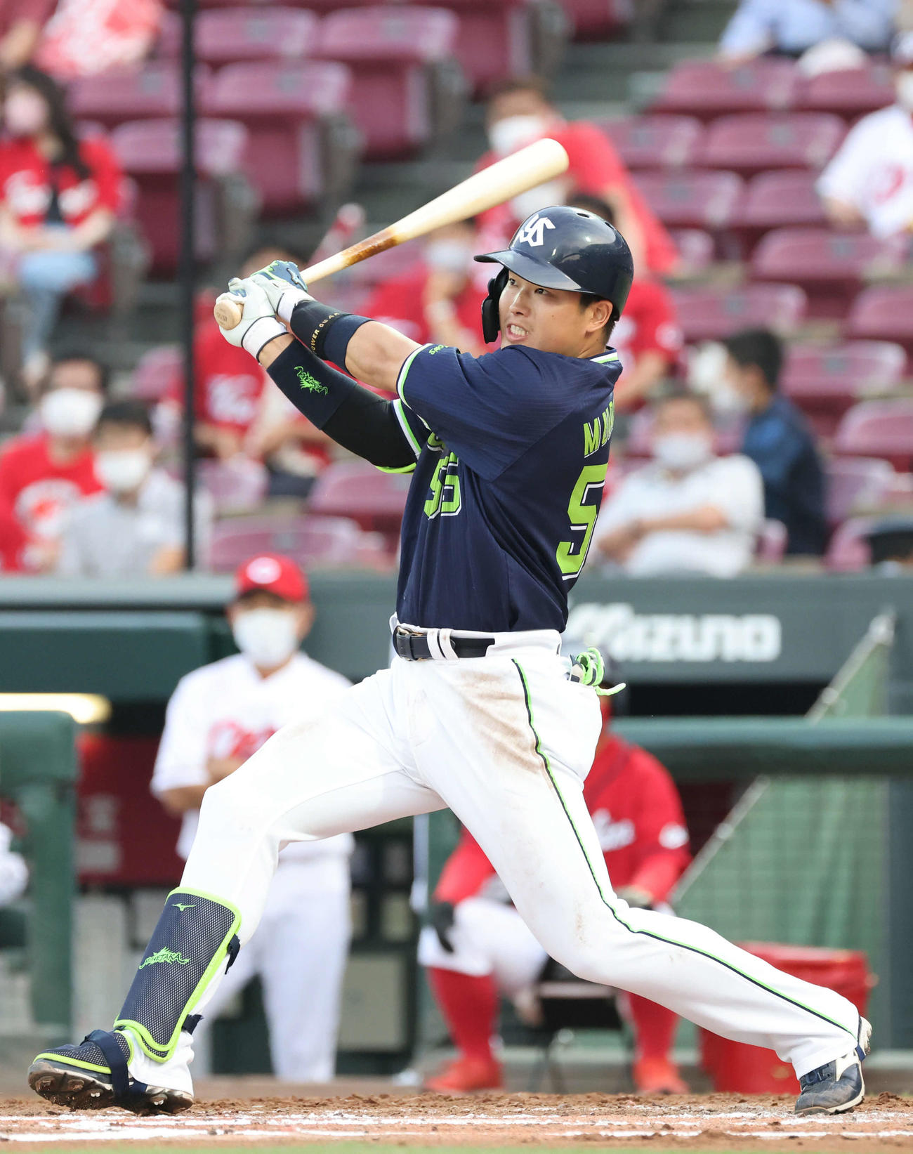 広島対ヤクルト　3回表ヤクルト2死一塁、村上は左越え2点本塁打を放つ（撮影・加藤孝規）