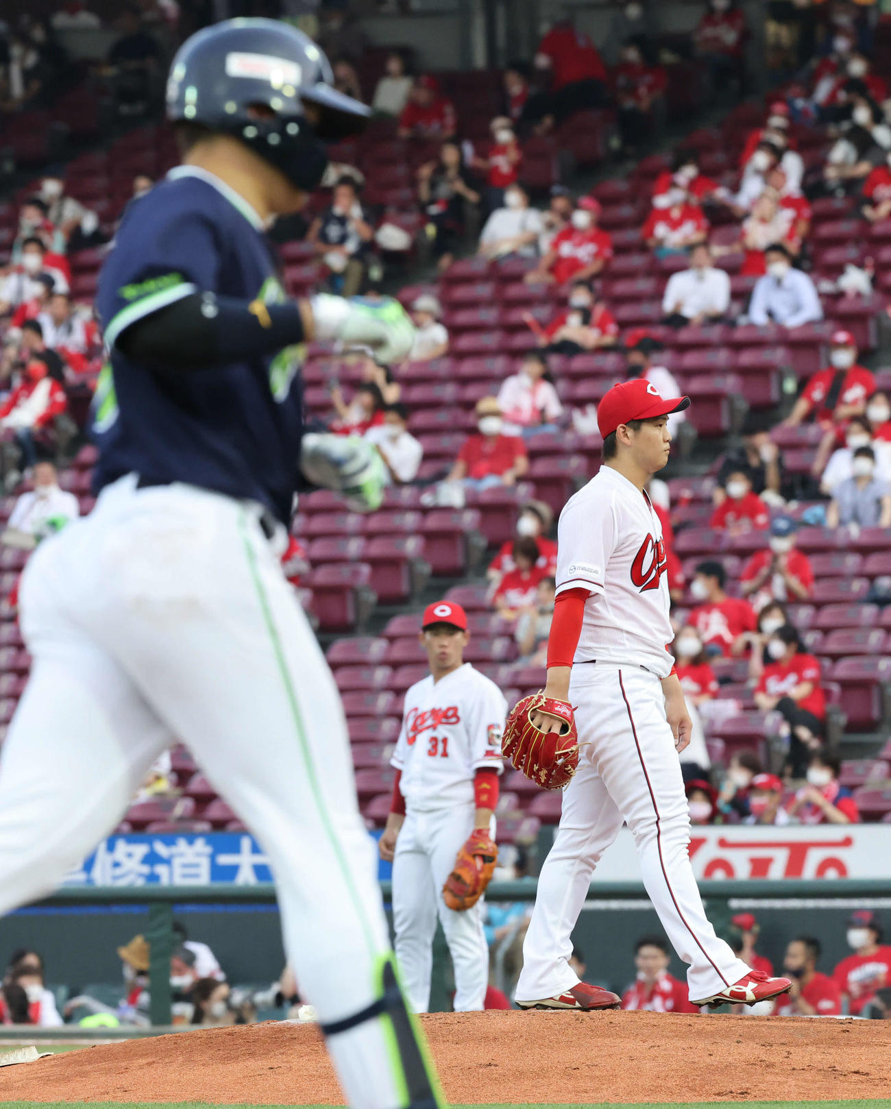 プロ野球広島対ヤクルト　3回表ヤクルト2死一塁、村上宗隆に左越え2点本塁打を打たれた高橋昂也（撮影・加藤孝規）