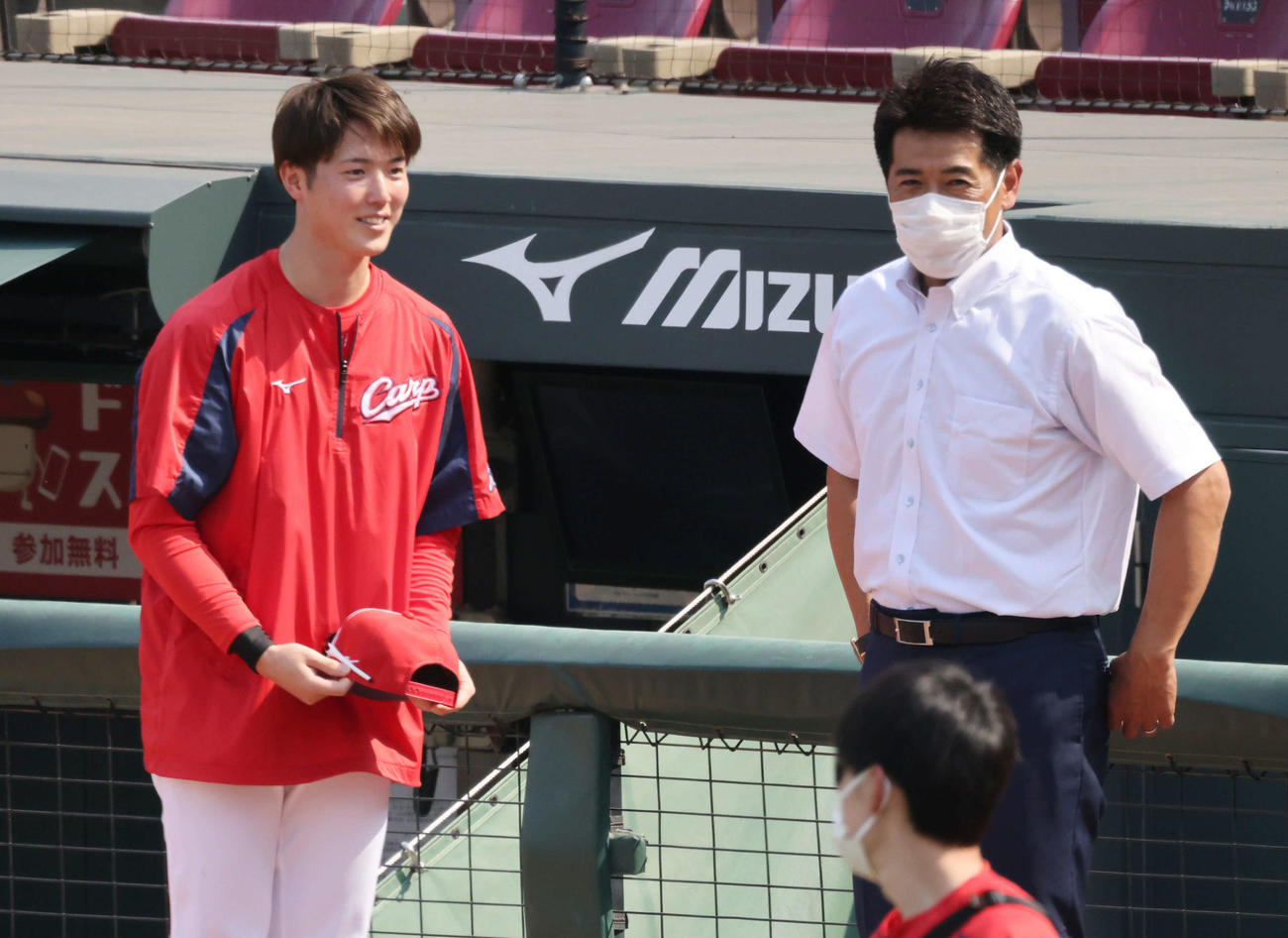 23日、試合前練習　侍ジャパンの稲葉監督と話す森下（左）