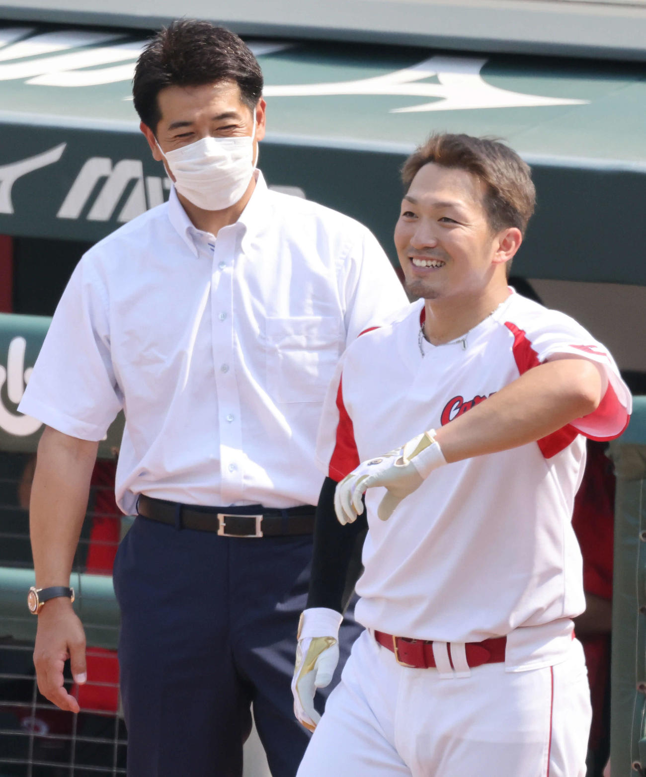 23日、視察に訪れた侍ジャパンの稲葉監督（左）と話す広島鈴木誠