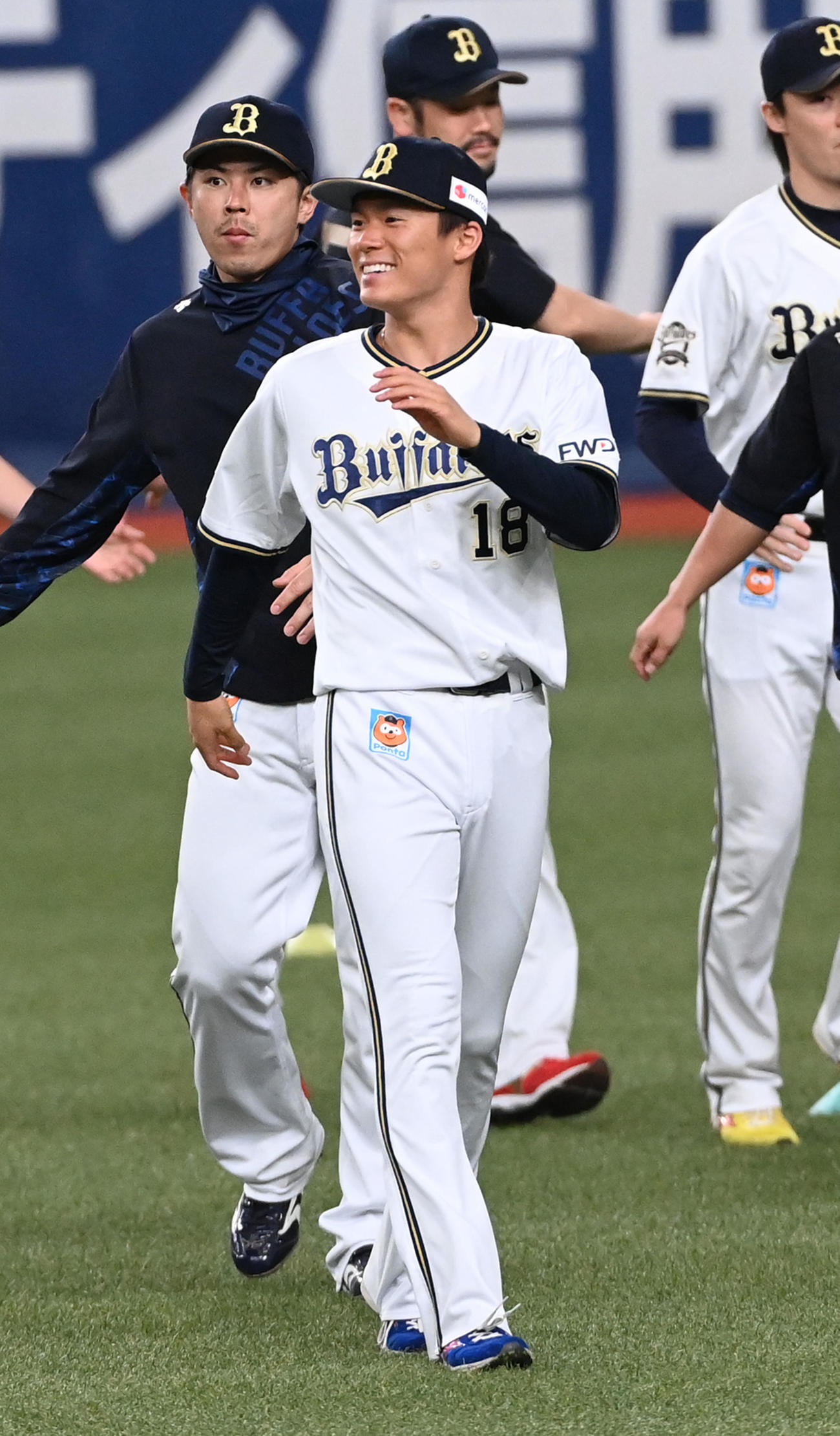 オリックス対日本ハム　笑顔で練習を行う山本（撮影・前岡正明）