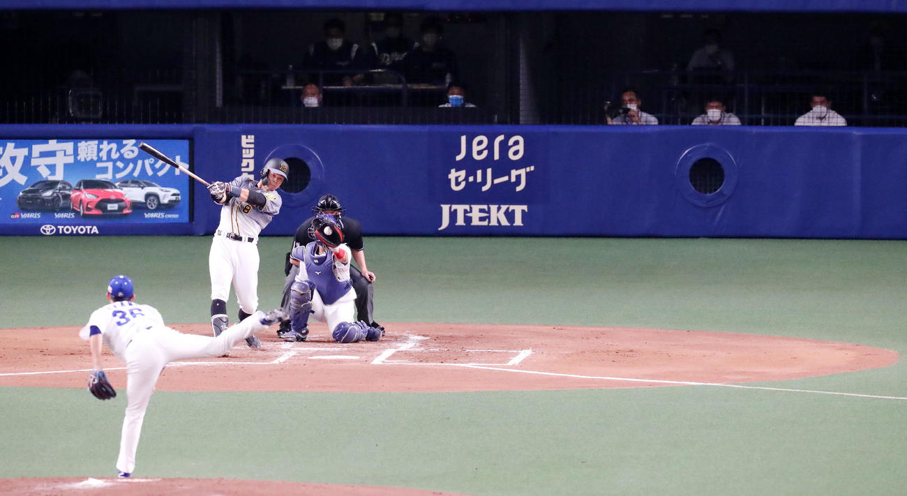 中日対阪神　2回表阪神無死、佐藤輝は視察する侍ジャパンの稲葉監督（右端）の前で打席に立つ。投手は岡野（撮影・加藤哉）