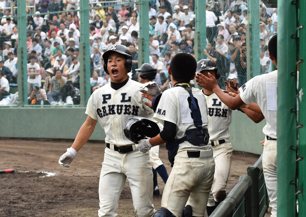 ＰＬ学園対東大阪大柏原　７回表ＰＬ学園１死二塁、逆転２点本塁打を放ちナインとハイタッチしながら雄たけびをあげるＰＬ学園・藤村（左）（撮影・上田博志）